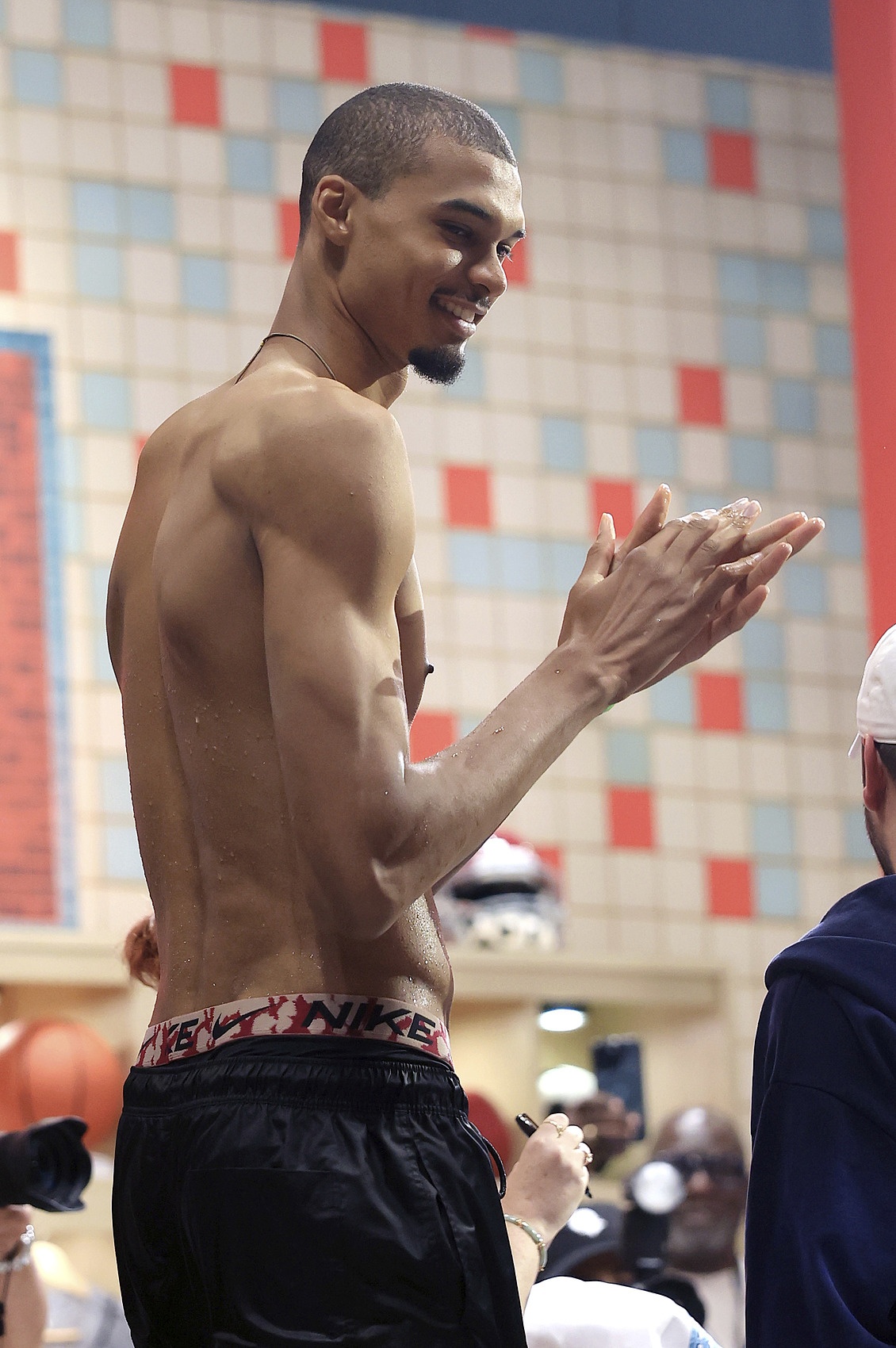 米奇-约翰逊谈文班身高之谜：我们都不确定 一切全都是猜测